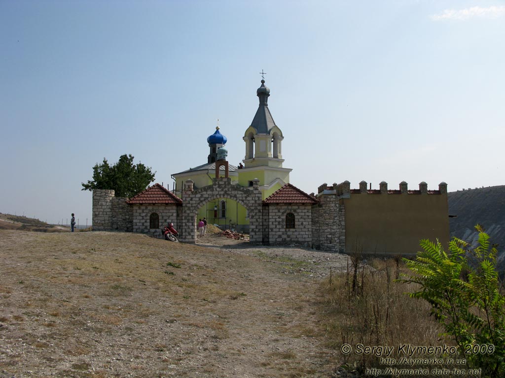 Молдавия. Фото. Историко-археологический комплекс Старый Орхей над речкой Реут.
Храм Рождества Пресвятой Богородицы был сооружен в 1904 году в периметре центральных фортификационных сооружений.