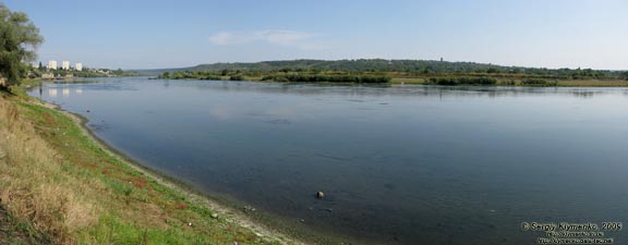 Молдавия. Фото. Река Днестр возле Сорокской крепости. На противоположном берегу - Украина. Панорама ~90°.