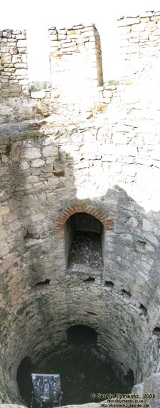 Молдавия. Фото. Сорокская крепость, круглая крепостная башня внутри, вид сверху.