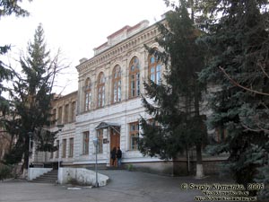 Фото Кишинёва. Здание бывшей реальной школы (ныне один из корпусов Государственного Университета Молдовы),
улица М. Когэлничяну, 65 (Chișinău, str. M. Kogalniceanu, 65).