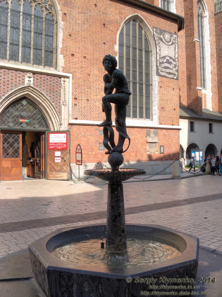 Фото Кракова. Старый Город. Фонтан с бронзовой скульптурой Жака (студента-бурсака) на Мариацкой площади (Plac Mariacki).