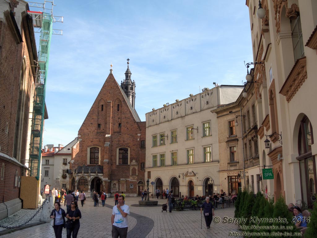 Фото Кракова. Старый Город. Мариацкая площадь (Plac Mariacki) и костёл Святой Варвары (Kosciol sw. Barbary).
