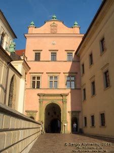 Фото Кракова. Королевский замок на Вавеле (Wawel). Верхние Ворота, ведущие во двор замка.