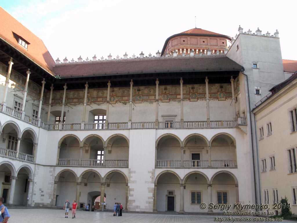 Фото Кракова. Королевский замок на Вавеле (Wawel), двор в формах итальянского палаццо с открытыми галереями эпохи Возрождения. Южное крыло.