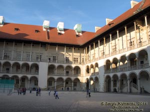 Фото Кракова. Королевский замок на Вавеле (Wawel), двор в формах итальянского палаццо с открытыми галереями эпохи Возрождения. Северное и восточное крыло.