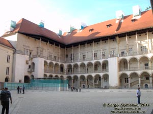 Фото Кракова. Королевский замок на Вавеле (Wawel), двор в формах итальянского палаццо с открытыми галереями эпохи Возрождения. Северное и западное крыло.