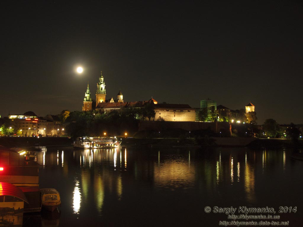 Фото Кракова. Королевский замок на Вавеле (Wawel) вечером. Вид со стороны Вислы (Wisla).