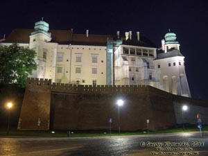 Фото Кракова. Королевский замок на Вавеле (Wawel) вечером. Вид с улицы Святого Эгидия (ulica Swietego Idziego).