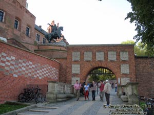 Фото Кракова. Вавель (Wawel). Гербовые ворота (Brama Herbowa).