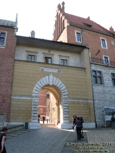 Фото Кракова. Вавель (Wawel). Ворота Вазов (Brama Wazow), вид с северной стороны (извне замка).