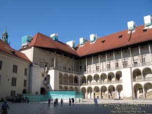 Фото Кракова. Королевский замок на Вавеле (Wawel), двор в формах итальянского палаццо с открытыми галереями эпохи Возрождения. Северное и западное крыло.