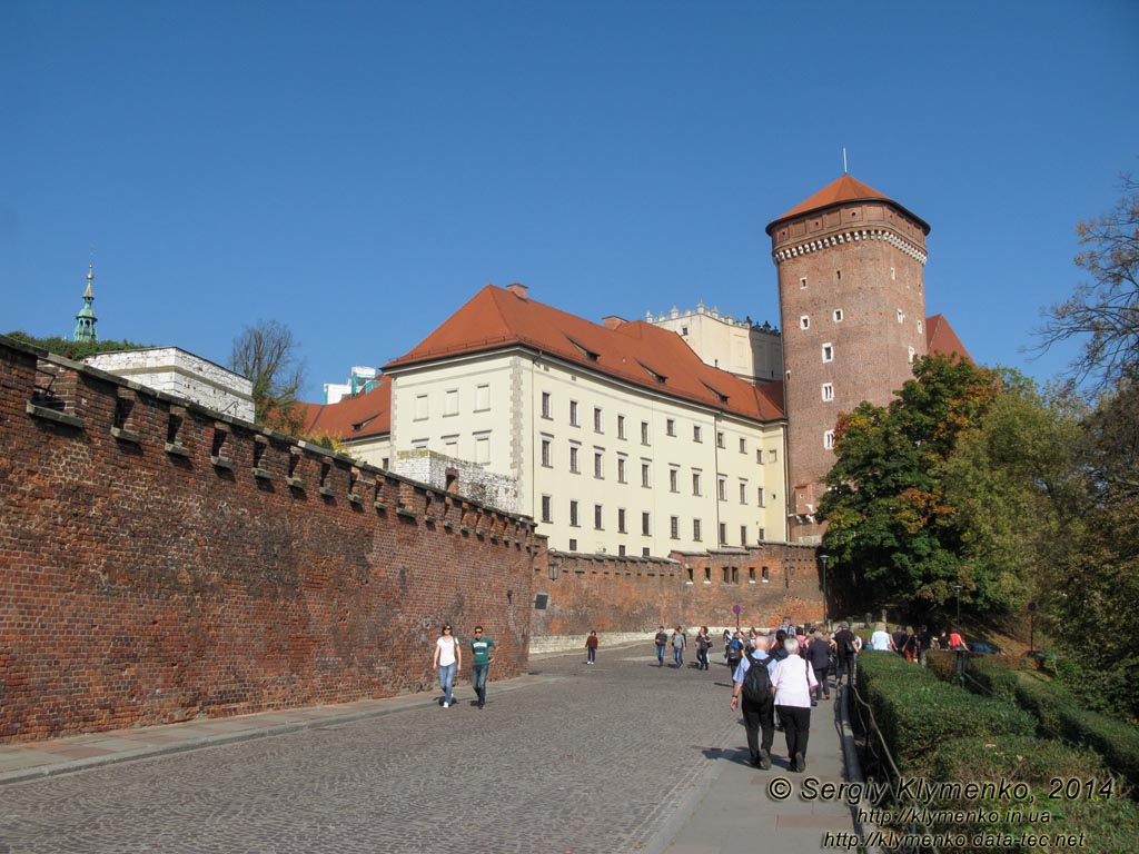 Фото Кракова. Вавель (Wawel). Сенаторская башня или Любранка (Baszta Senatorska, Lubranka), вид с дороги к замку (с юго-запада).