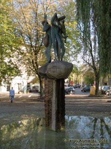Фото Кракова. Казимеж (Kazimierz). Рыночная площадь Казимежа (Plac Wolnica). Фонтан-скульптура «Три музыканта» («Trzej grajkowie»).