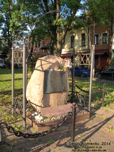 Фото Кракова. Казимеж (Kazimierz). Памятник евреям Кракова и окраин, замордованным во время Голокоста (ul. Szeroka).