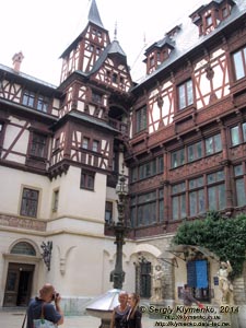 Румыния (România), город Синая (Sinaia). Замок Пелеш (Castelul Peleş). Фото. Внутренний дворик замка.