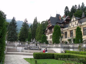 Румыния (România), город Синая (Sinaia). Замок Пелеш (Castelul Peleş). Фото. Перед замком.