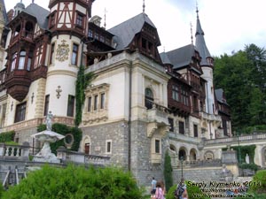 Румыния (România), город Синая (Sinaia). Замок Пелеш (Castelul Peleş). Фото. Перед замком.