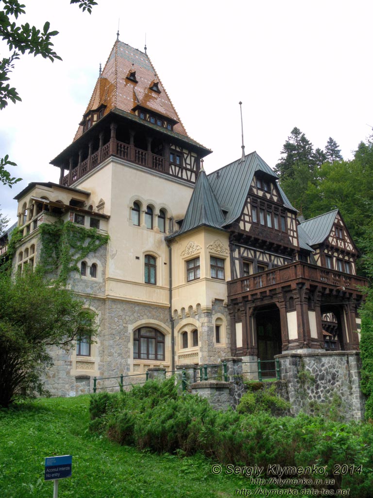 Румыния (Romania), город Синая (Sinaia). Замок Пелишор (Castelul Pelisor). Фото. Перед замком.
