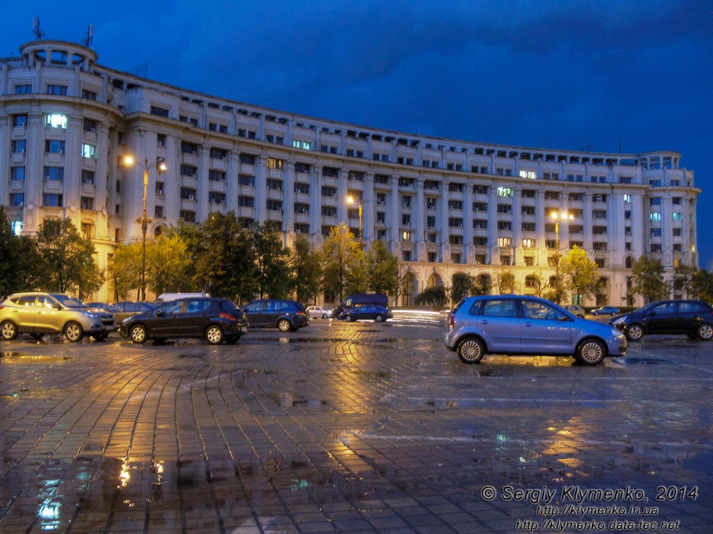 Румыния (Romania), город Бухарест (Bucure?ti). Фото. Площадь Конституции (Piata Constitutiei) вечером.