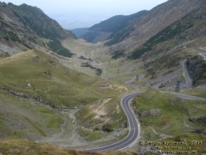 Румыния (România), Трансфэгэрашское шоссе (Transfăgărăşan). Фото. На перевале (45°36'19.40"N, 24°36'53.00"E).
Высота над уровнем моря ~2005 м, северные склоны горного массива Фэгэраш (Munţii Făgăraşului).
