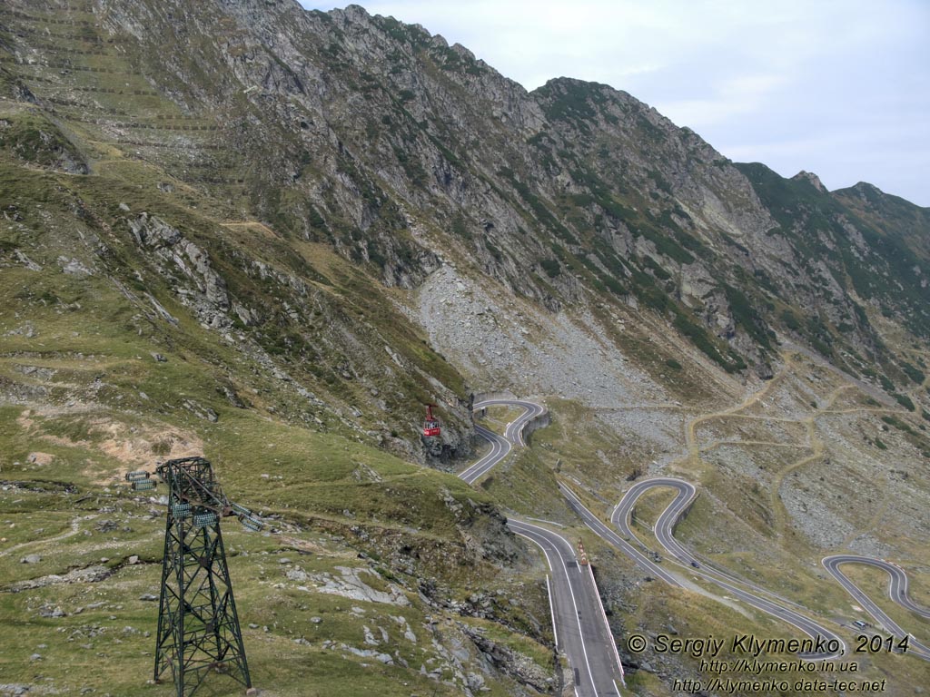Румыния (Romania), Трансфэгэрашское шоссе (Transfagarasan). Фото. Почти по центру - подвесной вагон канатной дороги. Северные склоны горного массива Фэгэраш (Muntii Fagarasului). Высота над уровнем моря ~1900 м (45°36'30"N, 24°37'02"E).