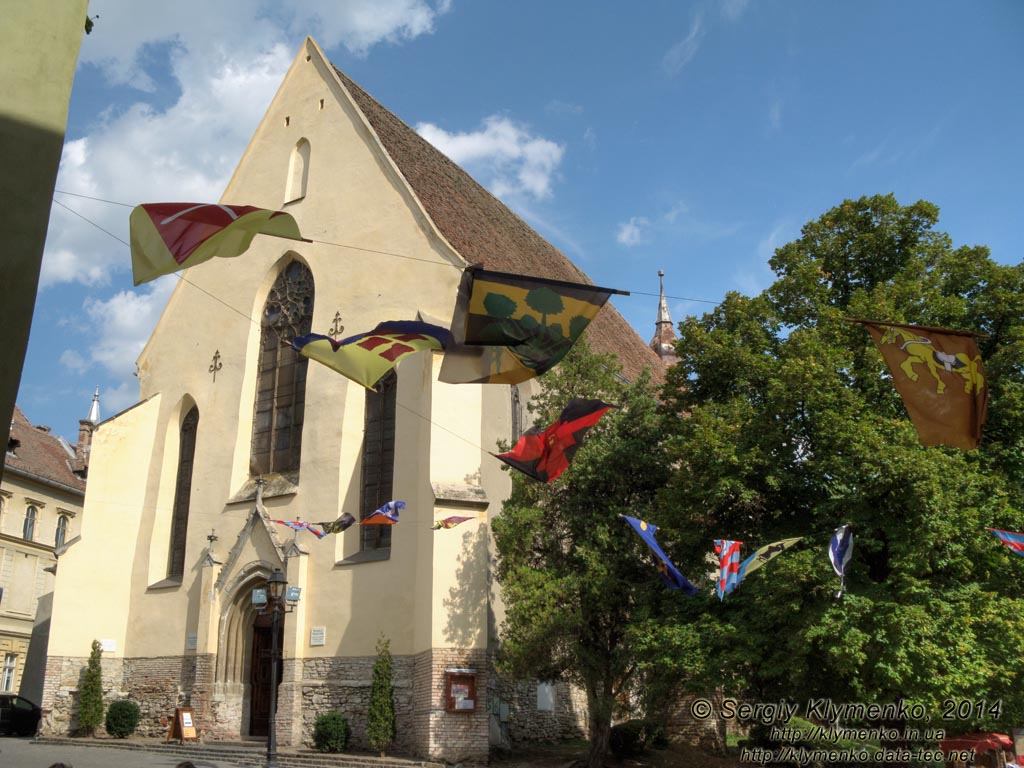 Румыния (Romania), город Сигишоара (Sighisoara). Фото. Площадь цитадели (Piata Cetatii), церковь в готическом стиле (Biserica Cetatii).