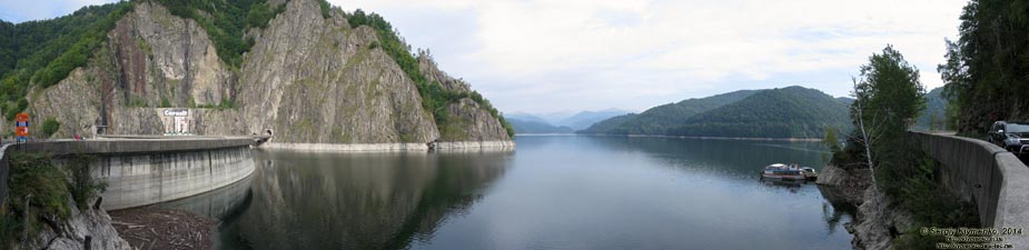 Румыния (România), Трансфэгэрашское шоссе (Transfăgărăşan). Фото. Озеро и дамба Видрару (Lacul Vidraru). Панорама ~150° (45°21'57.70"N, 24°37'56.80"E).