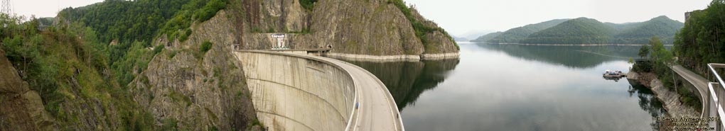 Румыния (România), Трансфэгэрашское шоссе (Transfăgărăşan). Фото. Озеро и дамба Видрару (Lacul Vidraru). Панорама ~210° (45°21'57.30"N, 24°37'55.50"E).