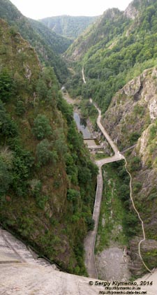 Румыния (România), Трансфэгэрашское шоссе (Transfăgărăşan). Фото. Ущелье речки Арджеш (Râul Argeș), вид с дамбы Видрару (Baraj Vidraru).