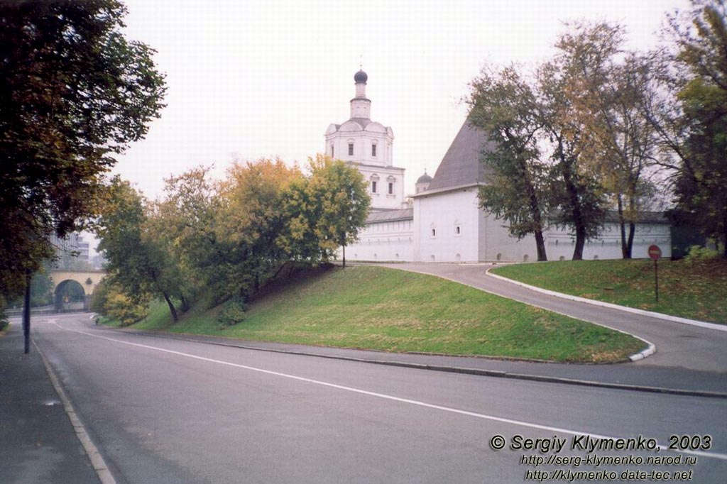 Фото Москвы. Спасо-Андроников монастырь. Слева внизу - речка Яуза.