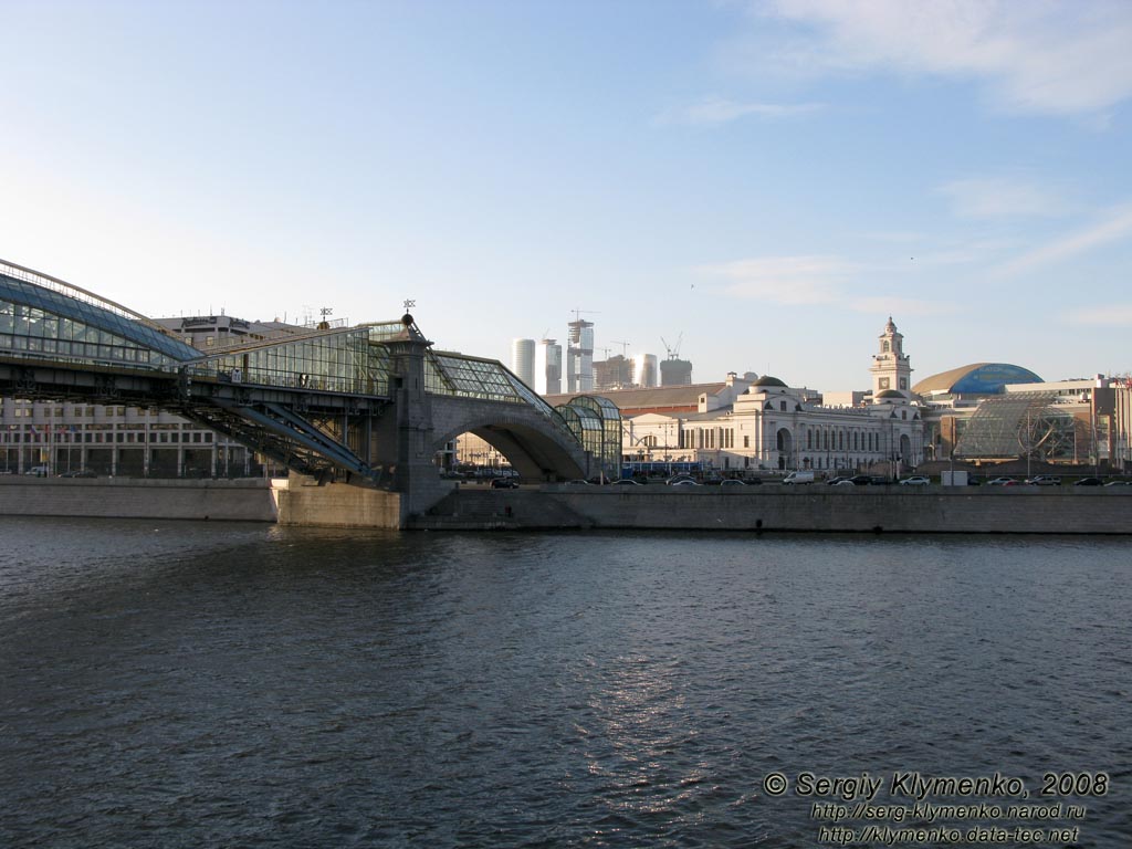 Россия, Москва. Фото. Мост Богдана Хмельницкого, Краснолужский мост и Киевский вокзал. Вид из-за Москвы-реки.