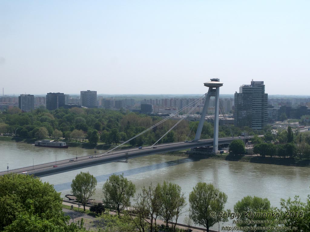 Фото Братиславы (Словакия). Мост СНП (Most SNP), вид с Братиславского града (Bratislavsky hrad).