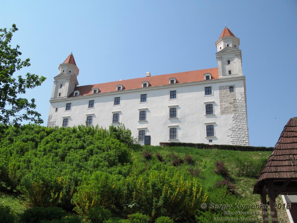 Фото Братиславы (Словакия). Братиславский град (Bratislavsky hrad). Вид из парка на восточный фасад дворца.