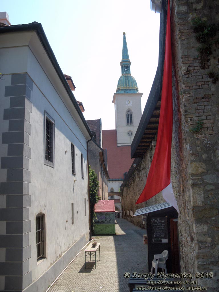 Фото Братиславы (Словакия). Старый город (Stare Mesto), улица Узкая (Uzka ulica).