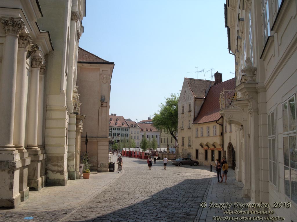 Фото Братиславы (Словакия). Улицами Старого города (Stare Mesto). Улица Frantiskanske namestie и Костёл францисканцев (Kostol Zvestovania Pana a klastor mensich bratov frantiskanov).