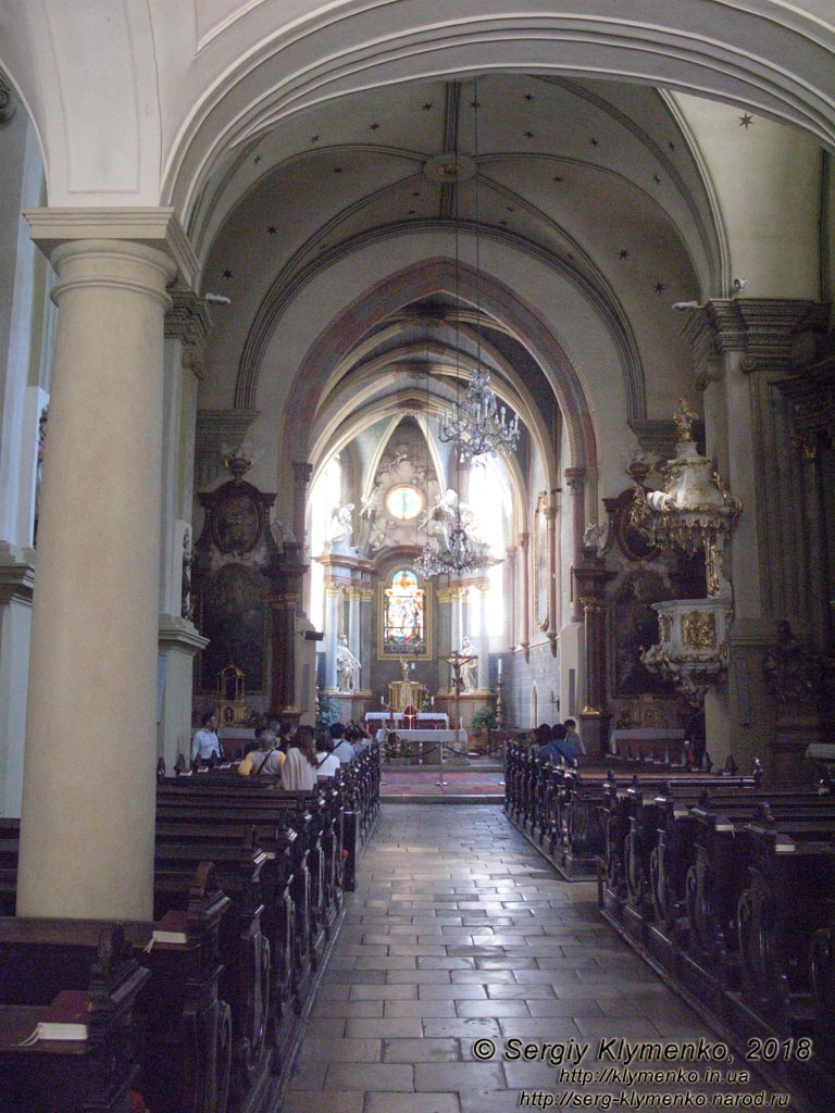 Фото Братиславы (Словакия). Старый город (Stare Mesto). Костёл францисканцев (Kostol Zvestovania Pana a klastor mensich bratov frantiskanov). Интерьер.