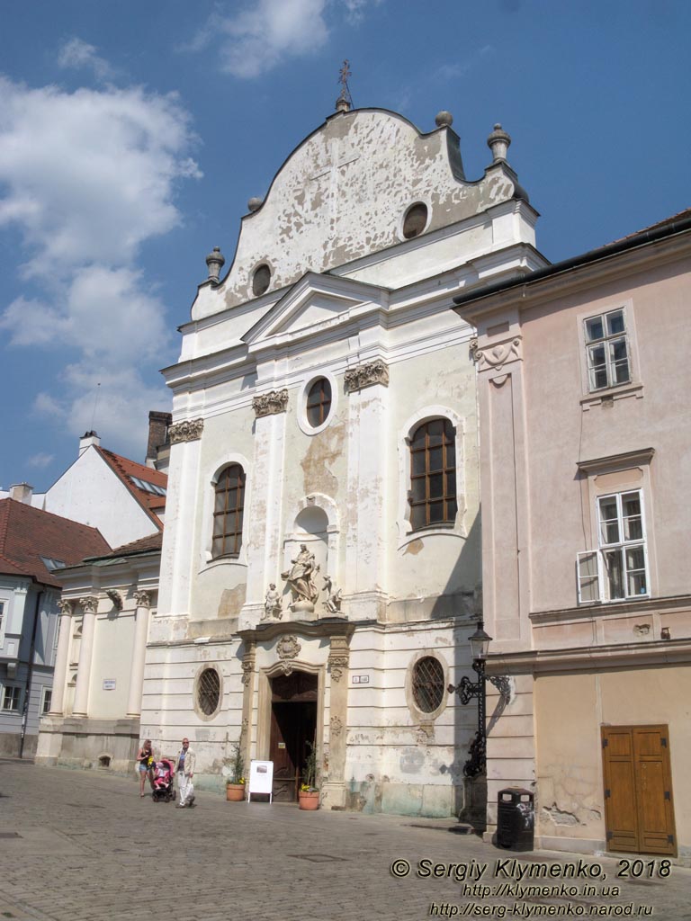 Фото Братиславы (Словакия). Старый город (Stare Mesto). Костёл францисканцев (Kostol Zvestovania Pana a klastor mensich bratov frantiskanov).