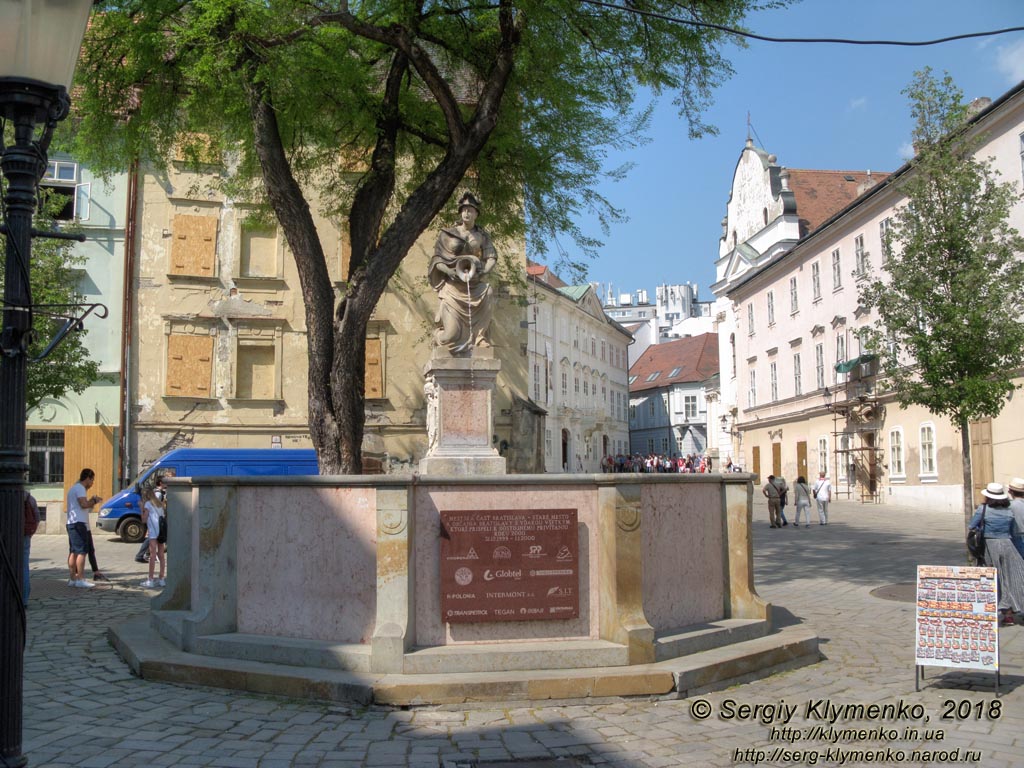 Фото Братиславы (Словакия). Улицами Старого города (Stare Mesto). Улица Frantiskanske namestie,
фонтан «Женщина с кувшином» (Zena s krcahom) и Костёл францисканцев с монастырём (Kostol Zvestovania).