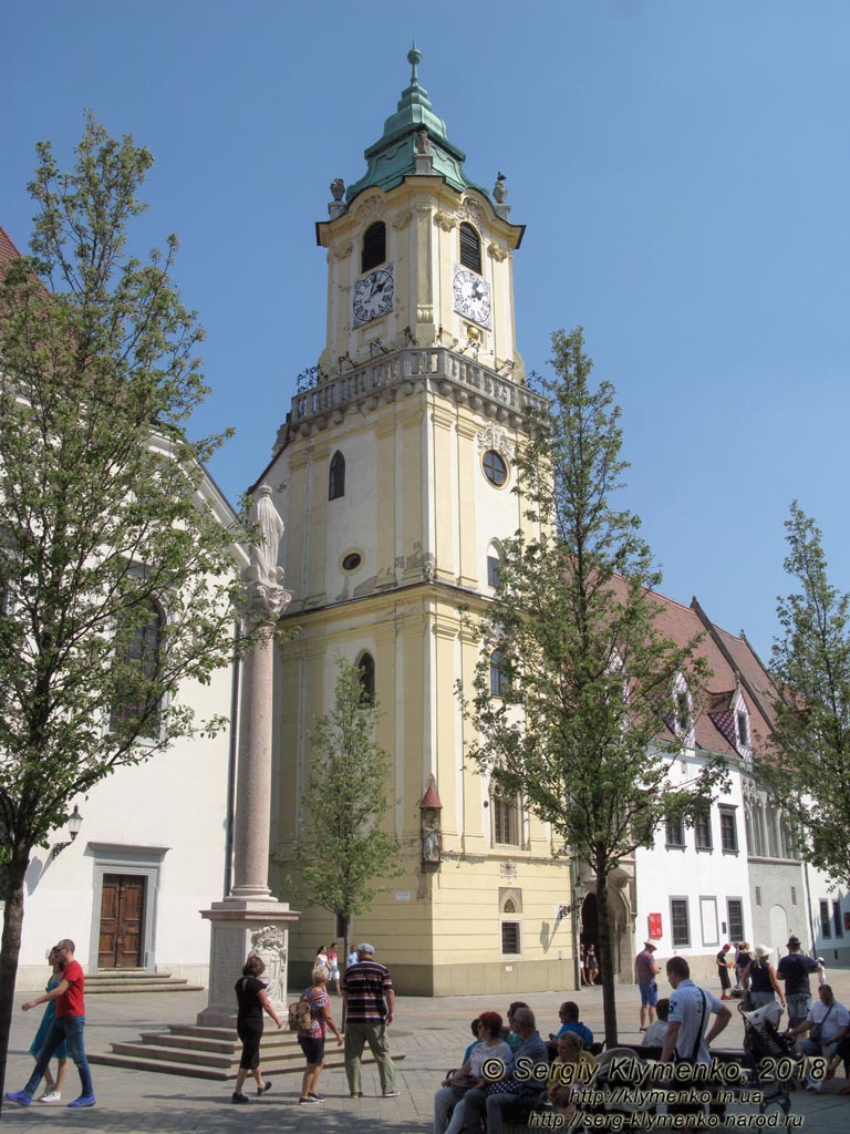 Фото Братиславы (Словакия). Старый город (Stare Mesto). Марианский столб (Mariansky stlp na Frantiskanskom namesti) и здание Старой ратуши (Stara radnica).