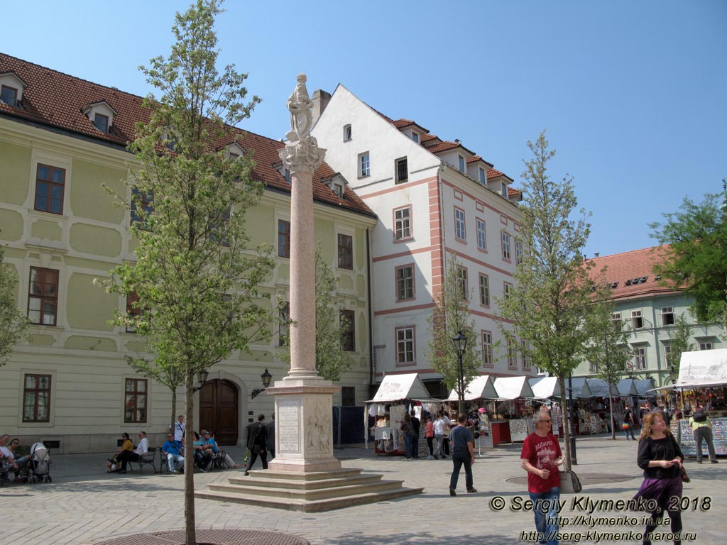 Фото Братиславы (Словакия). Старый город (Stare Mesto). Марианский столб (Mariansky stlp na Frantiskanskom namesti) на улице Frantiskanske namestie.