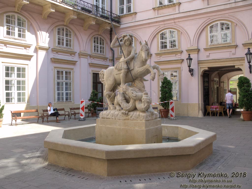 Фото Братиславы (Словакия). Старый город (Stare Mesto). Фонтан со статуей Св. Георгия (Fontana sv. Juraja) во внутреннем дворе Архиепископского дворца (Primacialny palac).