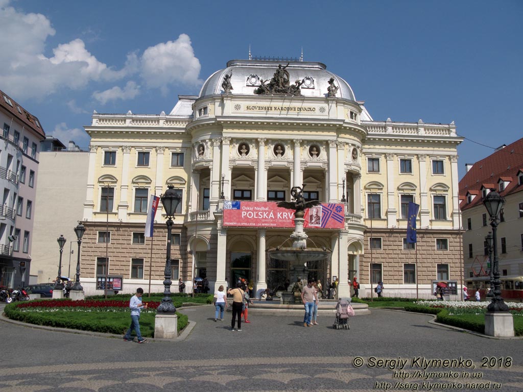 Фото Братиславы (Словакия). Фонтан Ганімед (Ganymedova fontana) перед историческим зданием Национального театра Словакии (Historicka budova Slovenskeho narodneho divadla).