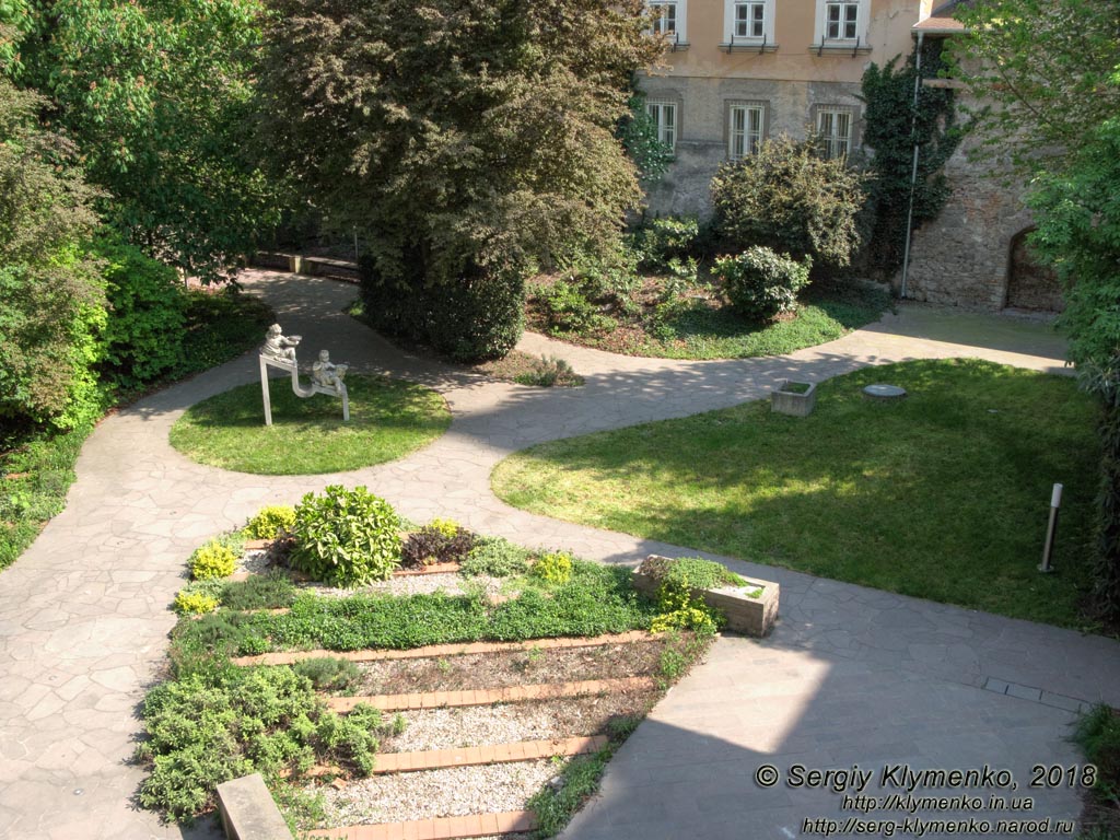 Фото Братиславы (Словакия). Старый город (Stare Mesto). Зелёный уголок возле Михальских ворот (Michalska brana), вид с улицы Михалськая (Michalska).