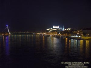 Фото Братиславы (Словакия) ночью. Ночной вид на Дунай (Dunaj), Мост СНП (Most SNP) и Братиславский град (Bratislavsky hrad).
