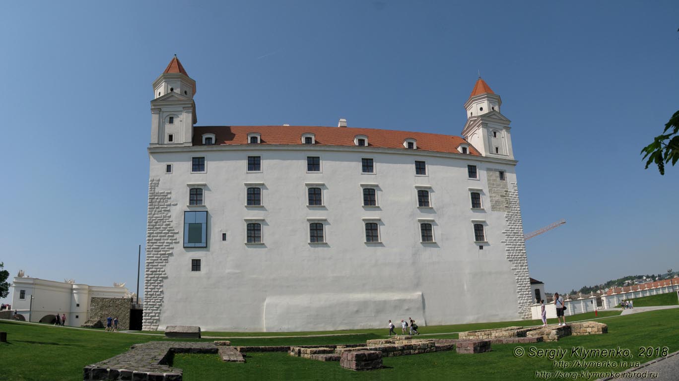 Фото Братиславы (Словакия). Братиславский град (Bratislavsky hrad). Восточный фасад дворца. Панорама ~90°.