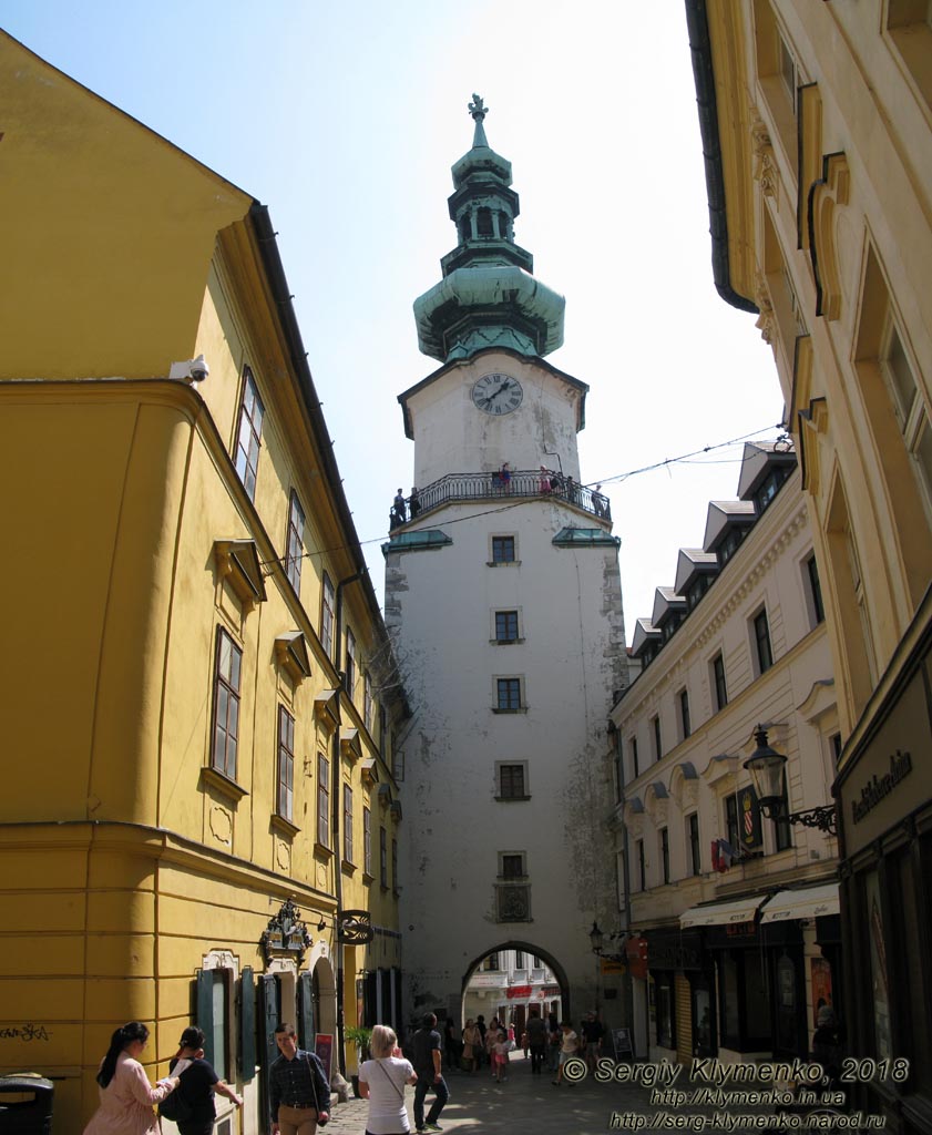 Фото Братиславы (Словакия). Старый город (Stare Mesto). Михальские ворота (Michalska brana), вид с улицы Михалськая (Michalska).