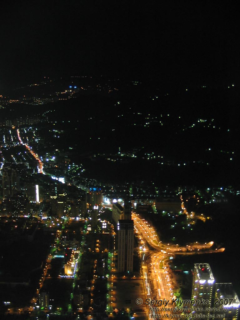 Фото Тайваня (Республика Китай), Тайпей (Тайбэй). Небоскреб «Тайпей-101»: вид вечернего Тайпея с обзорной площадки (на восток).