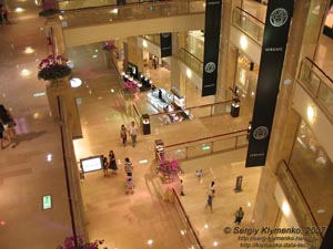 Фото Тайваня (Республика Китай), Тайпей (Тайбэй). Торговый комплекс в основании небоскреба «Тайпей-101»; внутренний вид.