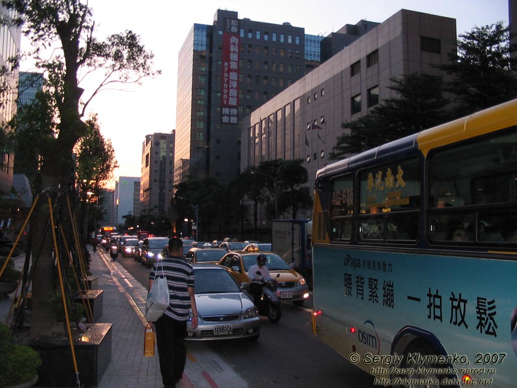 Фото Тайваня (Республика Китай), Тайпей (Тайбэй). На улицах города вечером.