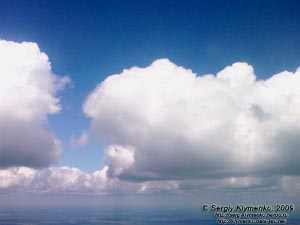 Фото с борта самолёта. Облака над землёй.